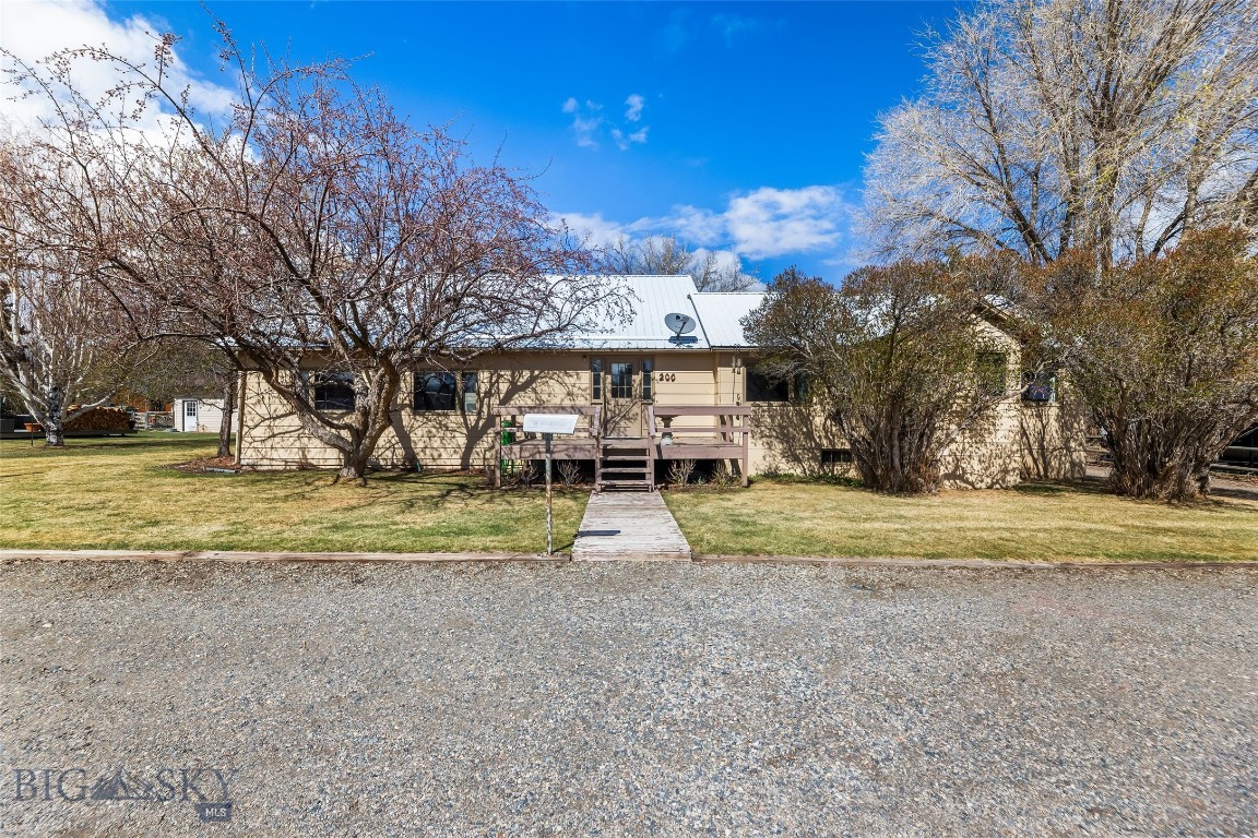 200 E Armitage, Ennis