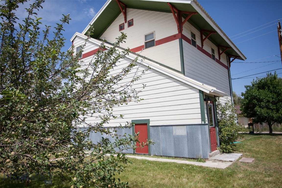 305 E Railroad Avenue N, Manhattan