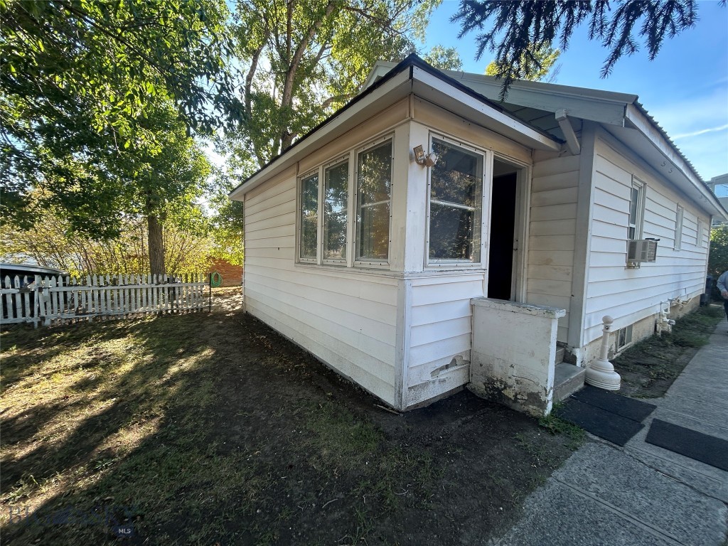1427 W Crawford, Livingston